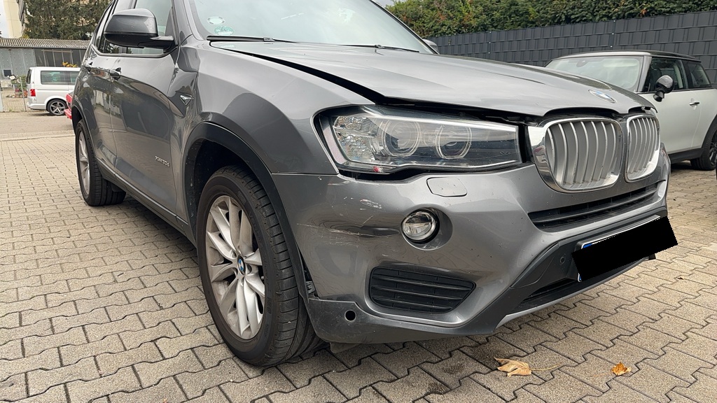 Unfallfahrzeug bei der Schadenaufnahme